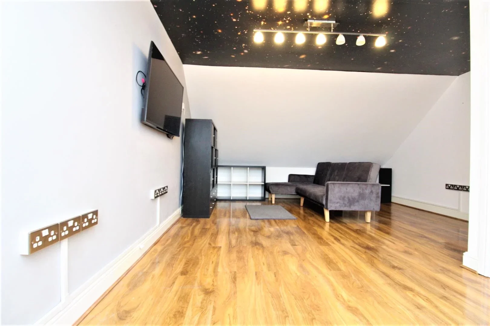 Room Connaught Avenue in Greater London