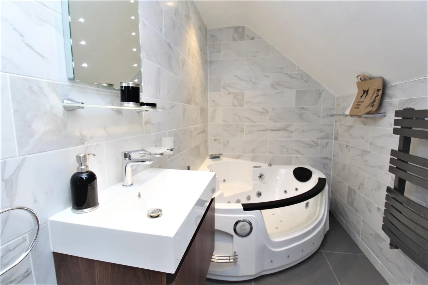 Room Connaught Avenue in Greater London
