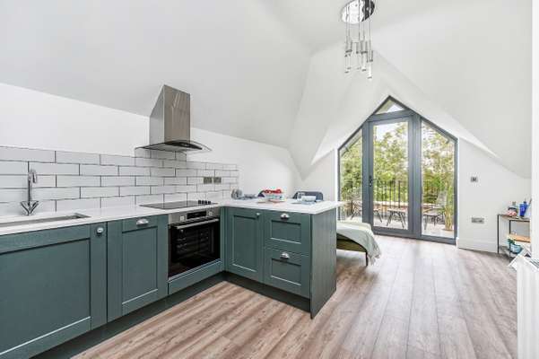 Flat Rosemont Road in Greater London