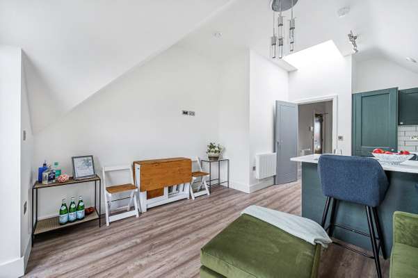 Flat Rosemont Road in Greater London