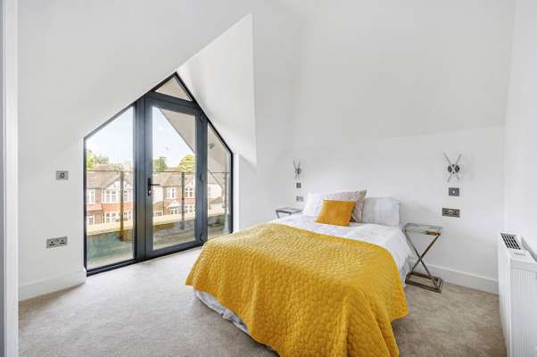 Flat Rosemont Road in Greater London