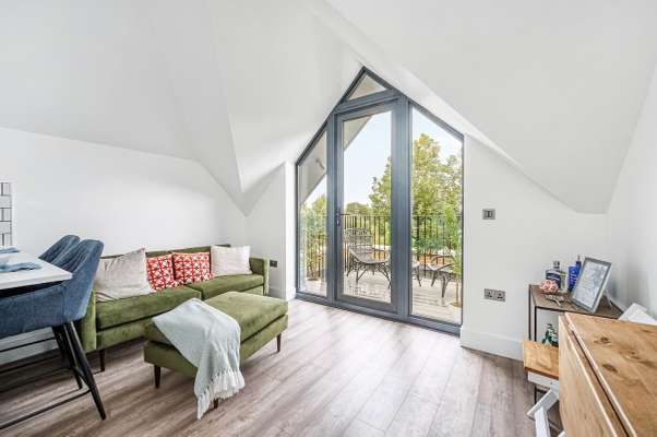 Flat Rosemont Road in Greater London