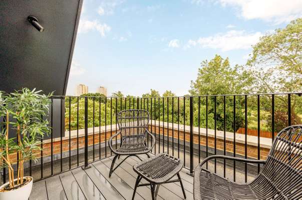 Flat Rosemont Road in Greater London