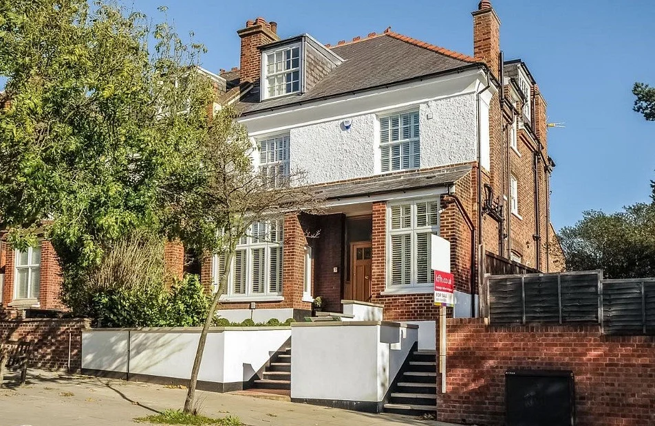 Flat Sarre Road in Greater London