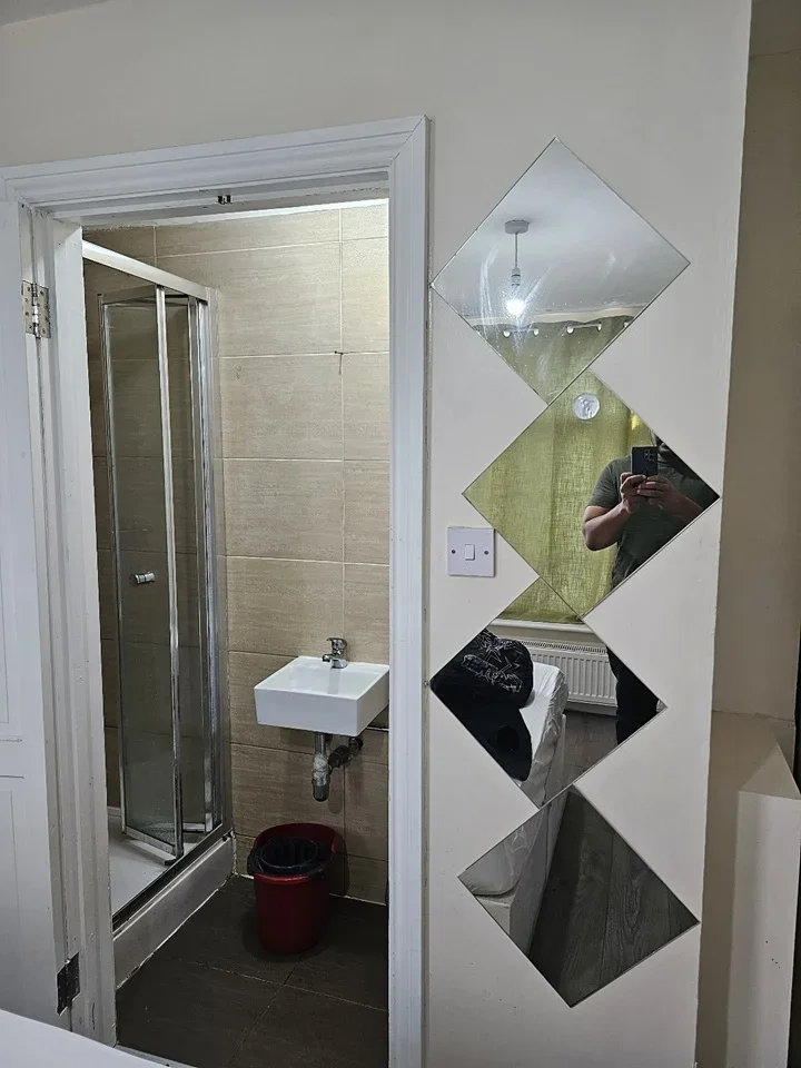 Room Whitby Gardens in Greater London