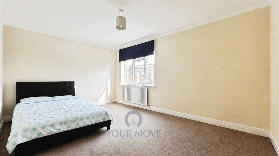 Flat Broadway in Greater London