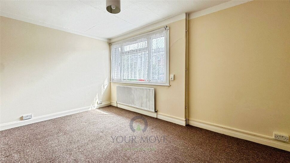 Flat Broadway in Greater London