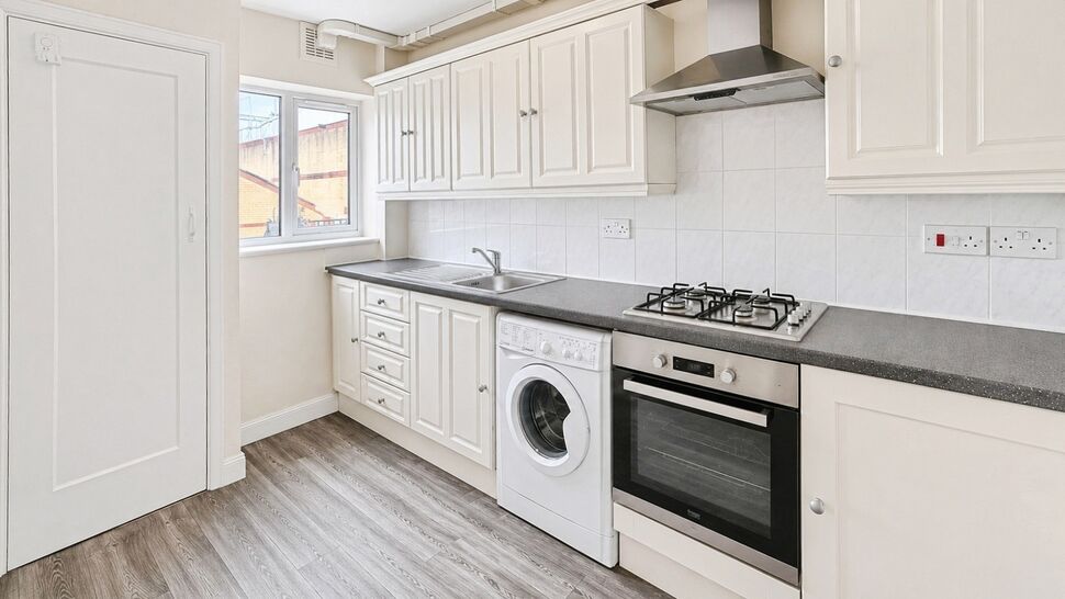 Flat Broadway in Greater London