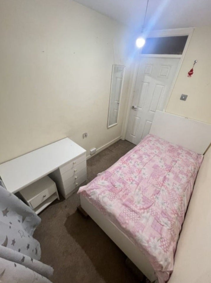 Room Spencer Road in Greater London