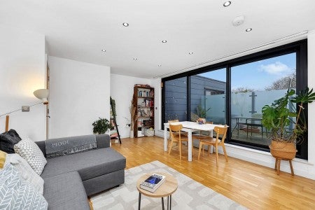 Flat Hackney Road in Greater London
