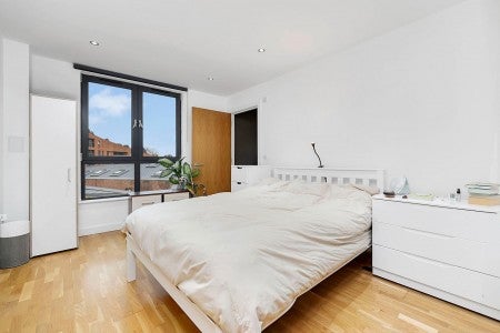 Flat Hackney Road in Greater London