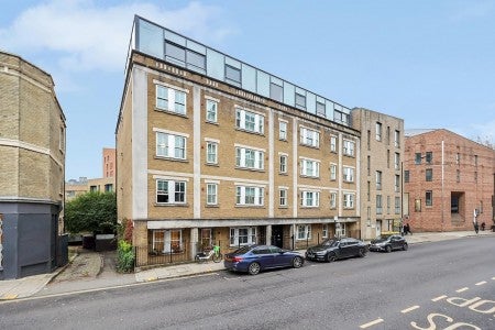Flat Hackney Road in Greater London