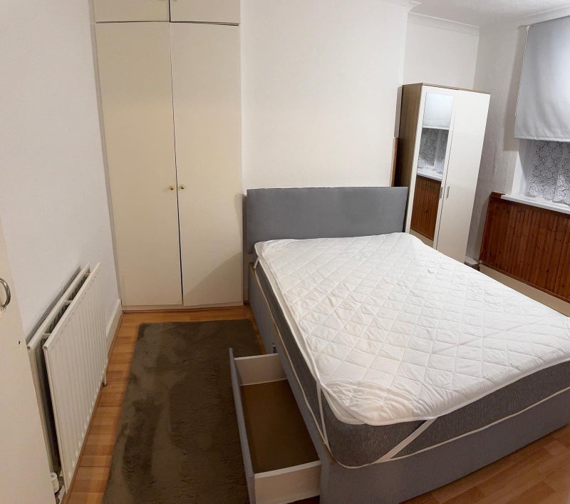 Room Rosemary Avenue in Greater London