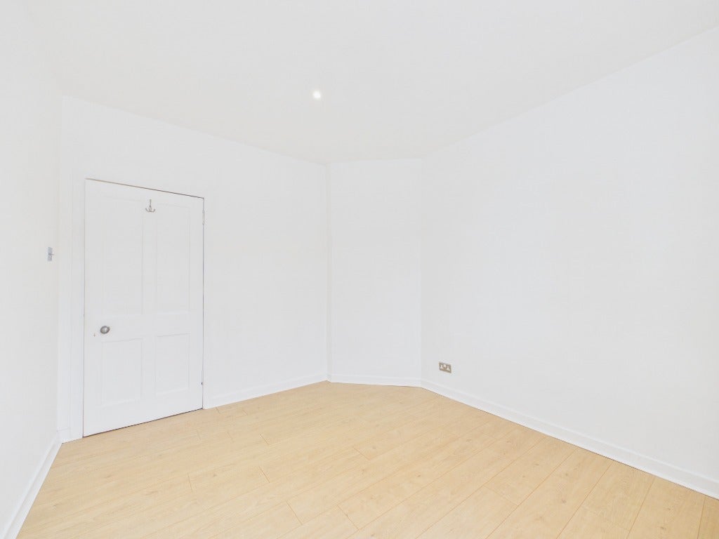 Flat Stenhouse Avenue West in City of Edinburgh