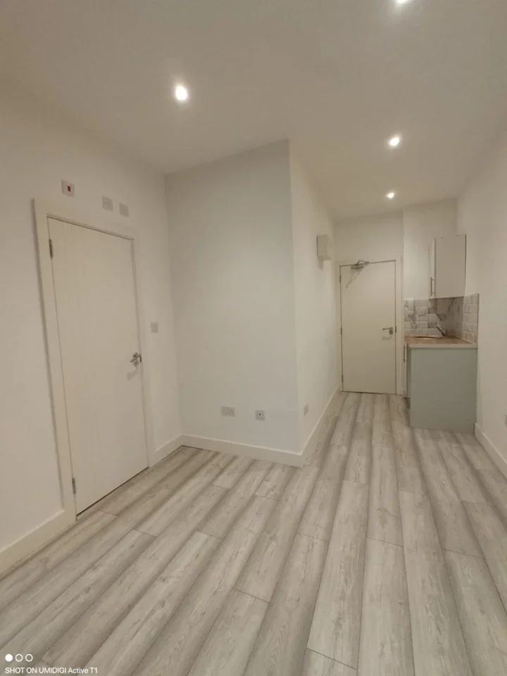 Room Gleneldon Road in Greater London