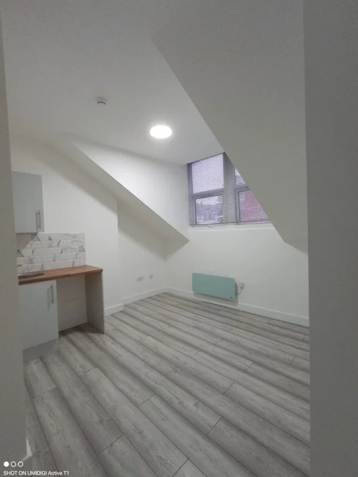 Room Gleneldon Road in Greater London