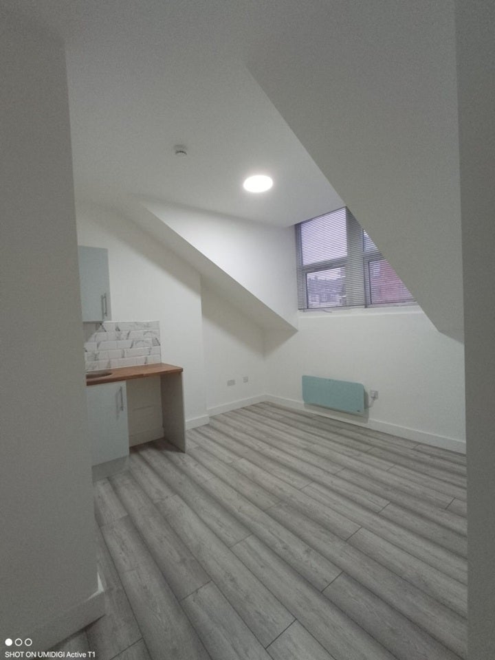 Room Gleneldon Road in Greater London