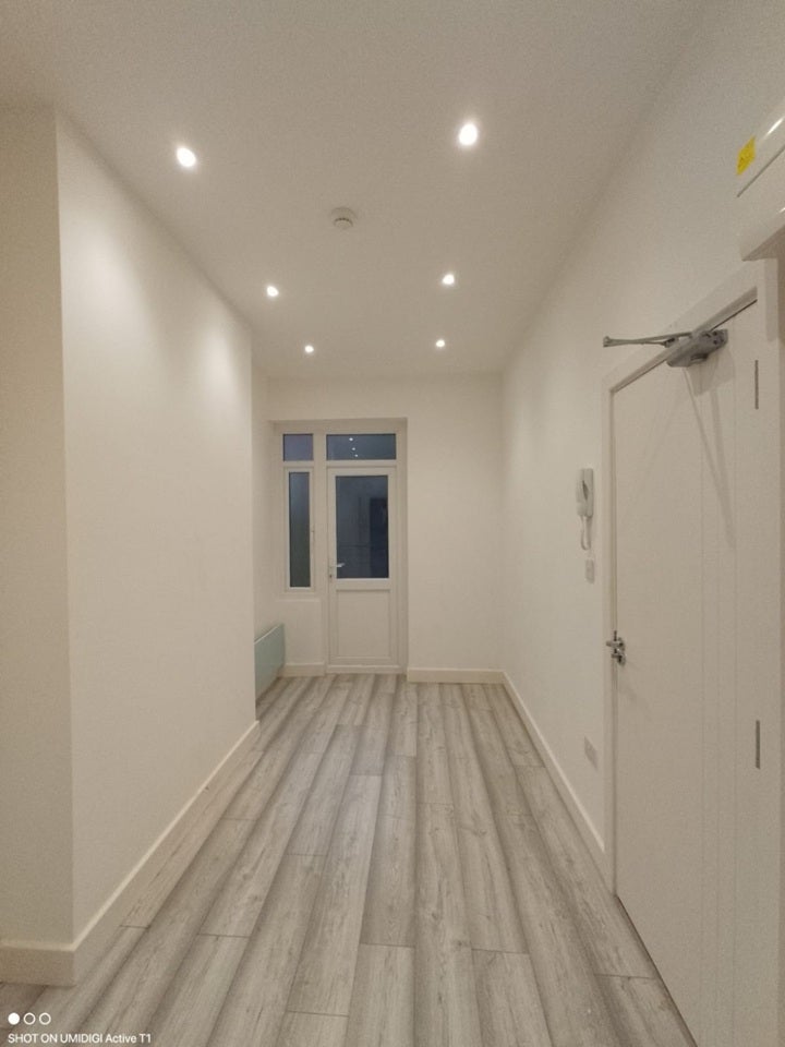 Room Gleneldon Road in Greater London
