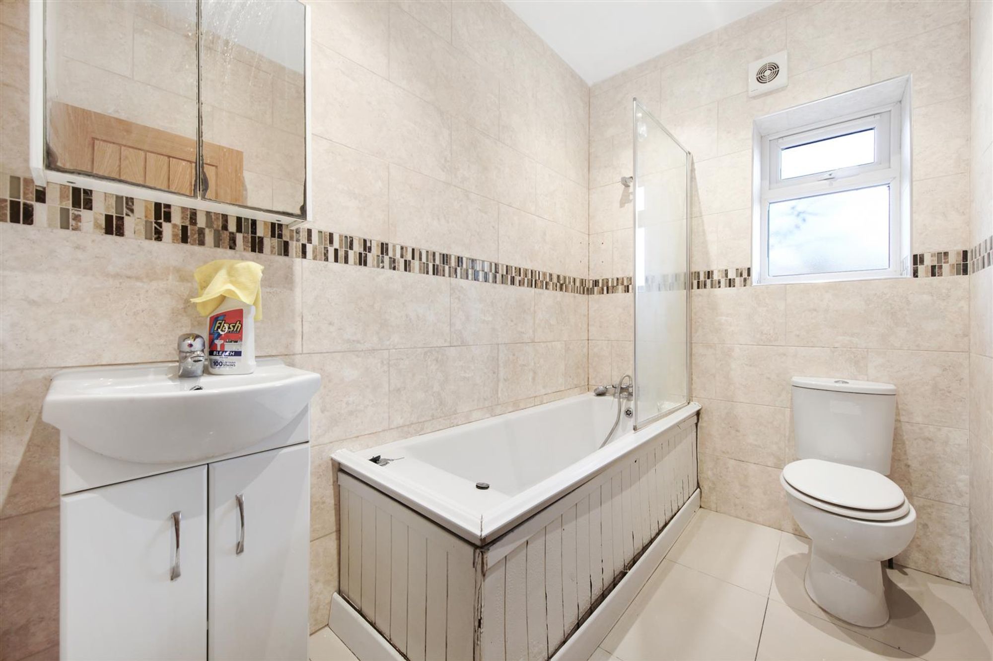 Room Courthill Road in Greater London