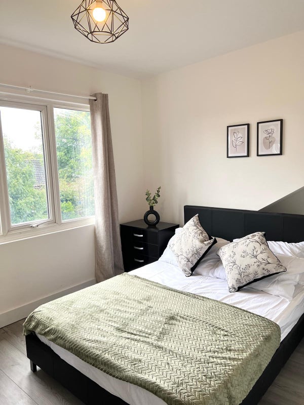 Room Manor Avenue in Trafford