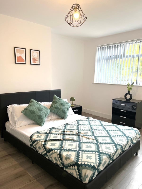 Room Manor Avenue in Trafford