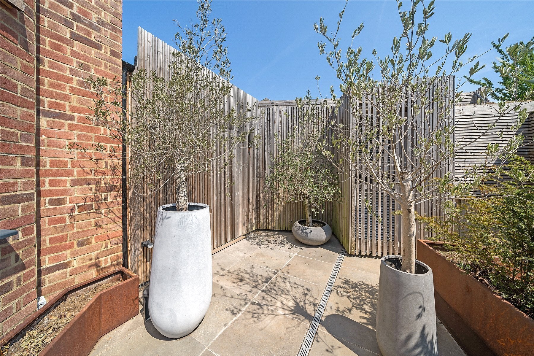 Flat Radlet Avenue in Greater London