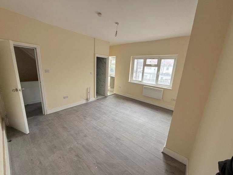 Flat Bishopsford Road in Greater London