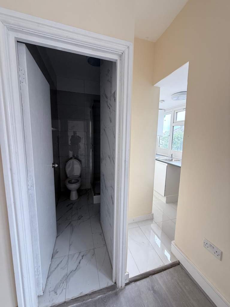 Flat Bishopsford Road in Greater London