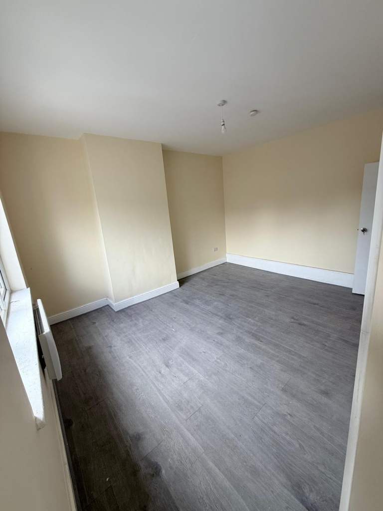Flat Bishopsford Road in Greater London