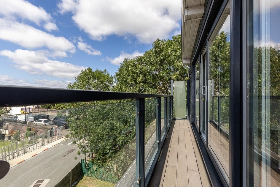 Flat Badminton Close in Greater London