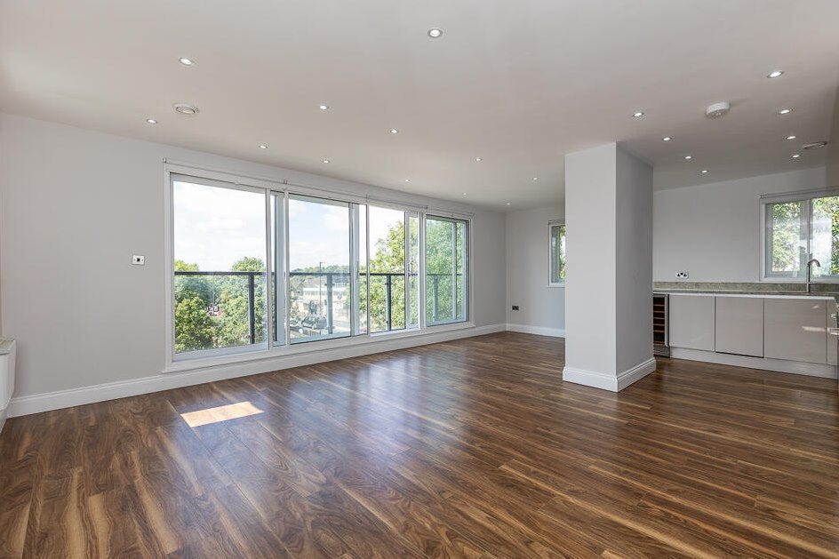 Flat Badminton Close in Greater London