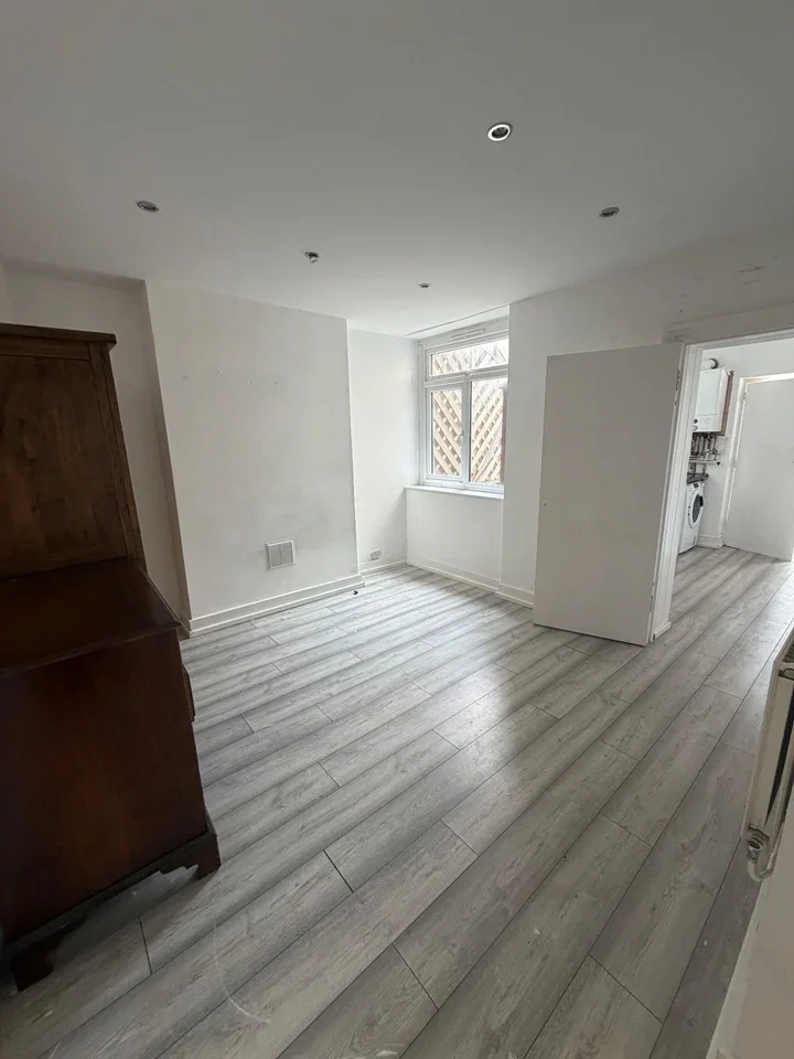 Flat Biddulph Road in Greater London