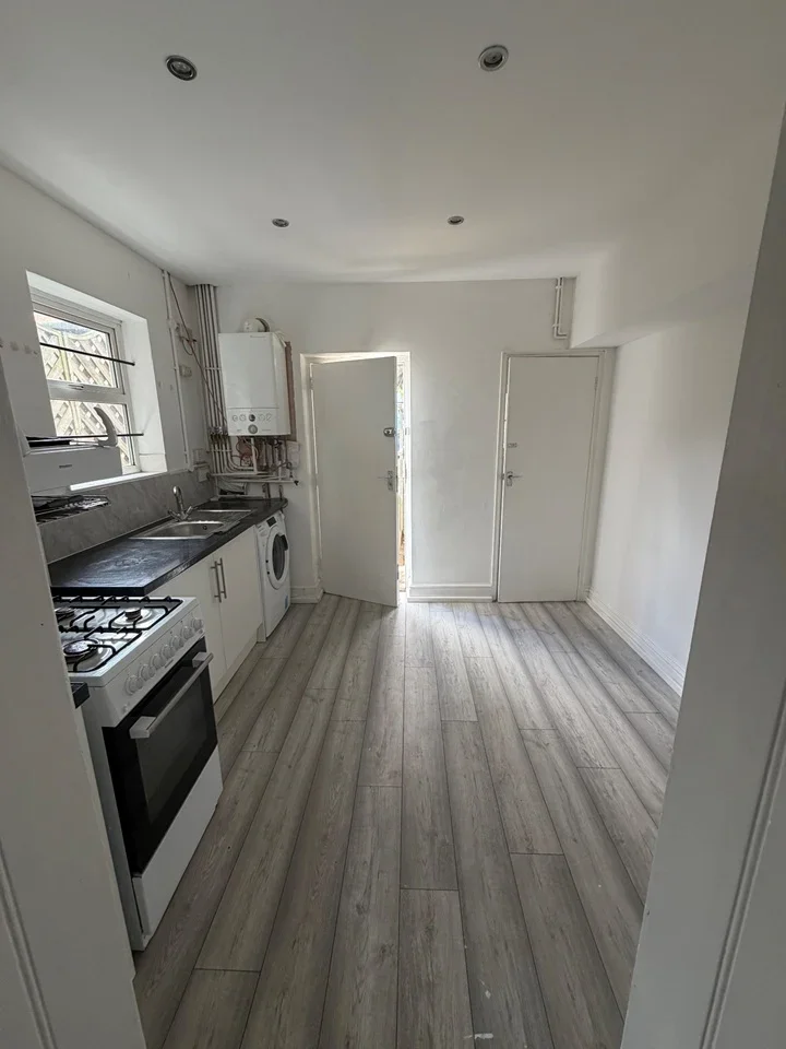 Flat Biddulph Road in Greater London