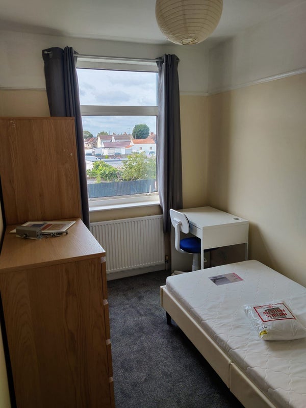 Room Kingsholm Road in Bristol