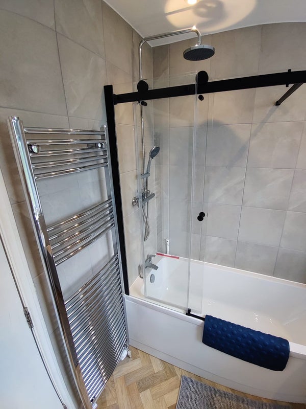 Room Kingsholm Road in Bristol