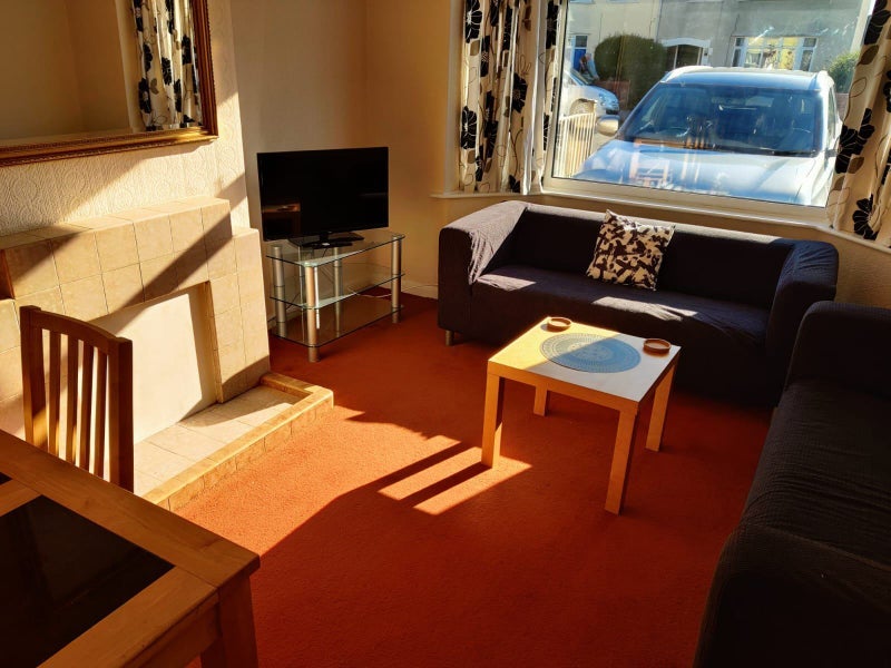 Room Kingsholm Road in Bristol