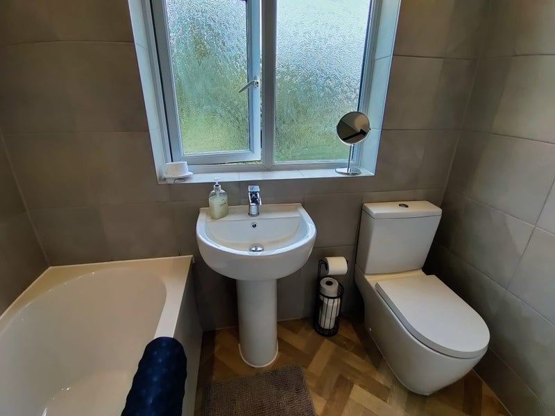 Room Kingsholm Road in Bristol
