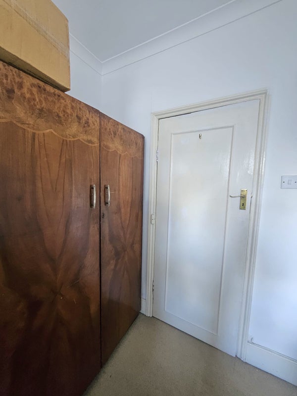 Room Dorset Road in Greater London