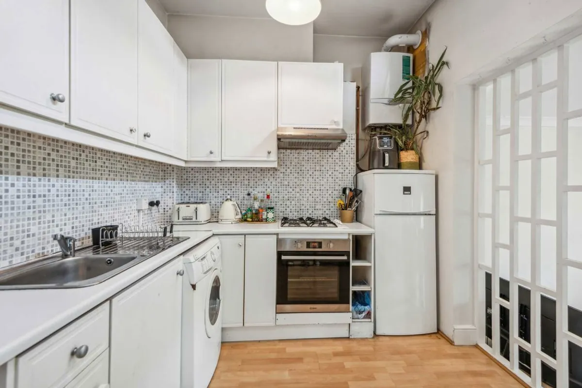 Flat Frithville Gardens in Greater London