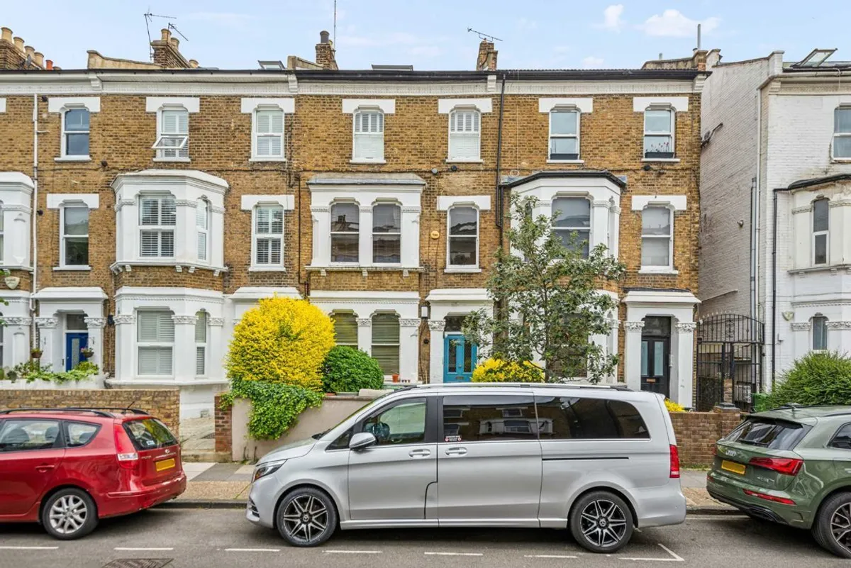 Flat Frithville Gardens in Greater London
