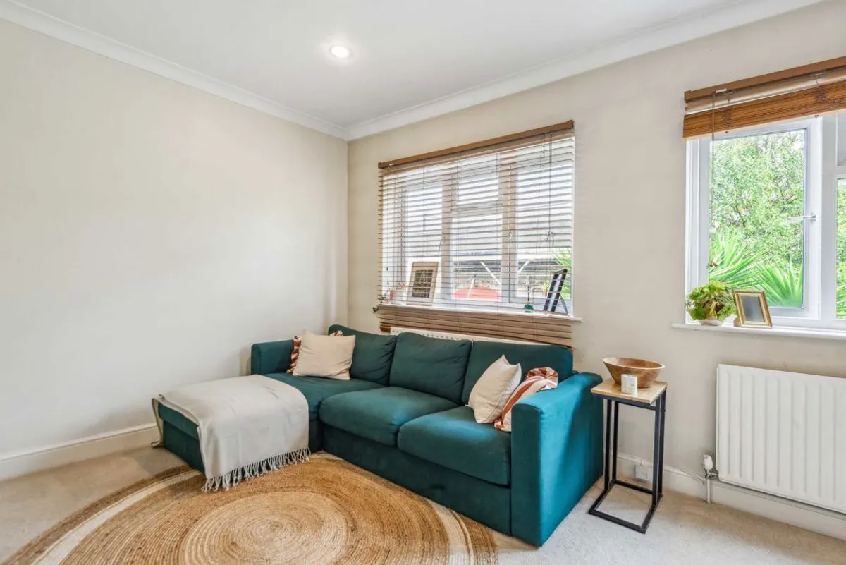 Flat Frithville Gardens in Greater London