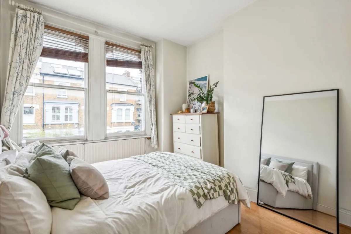 Flat Frithville Gardens in Greater London