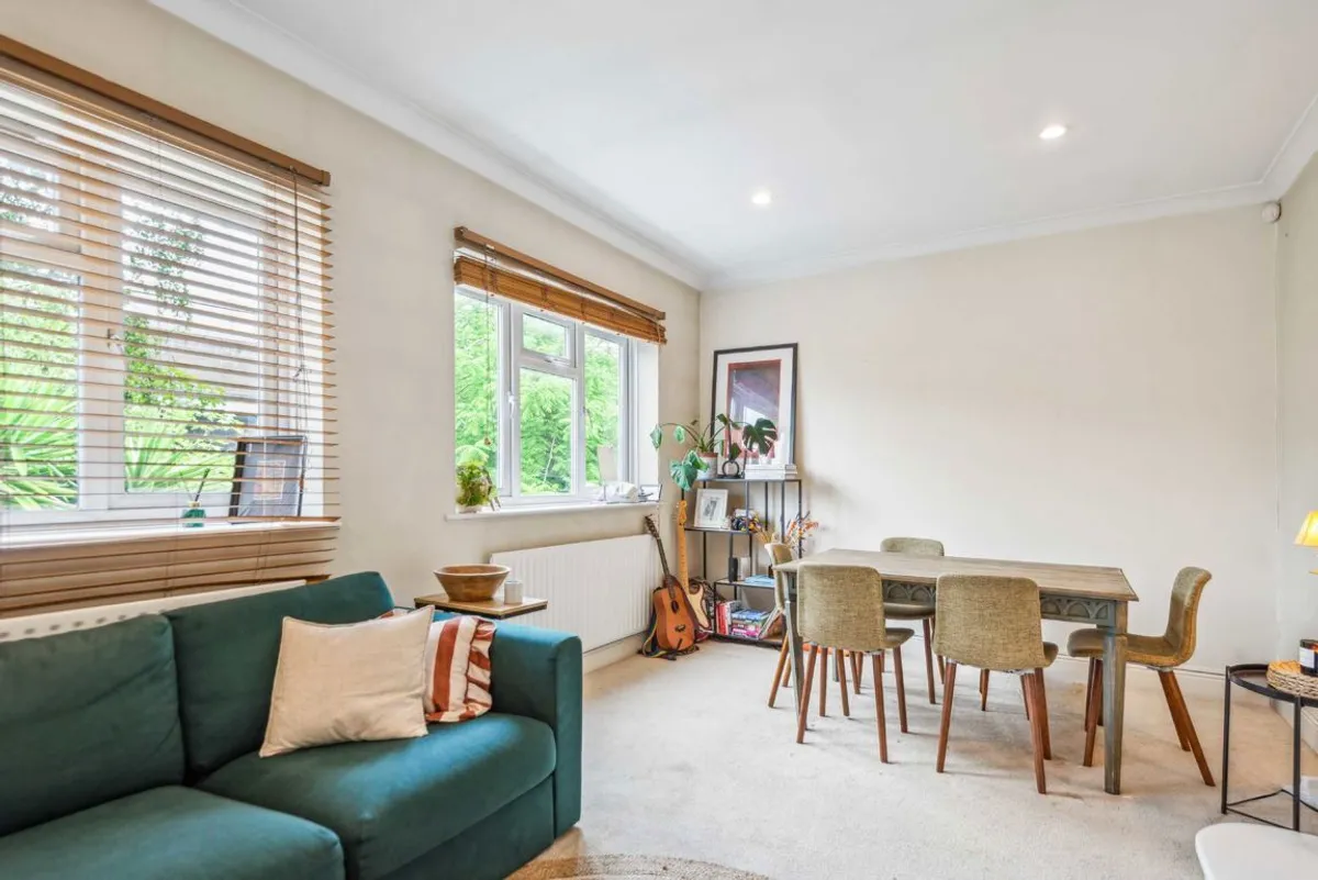 Flat Frithville Gardens in Greater London