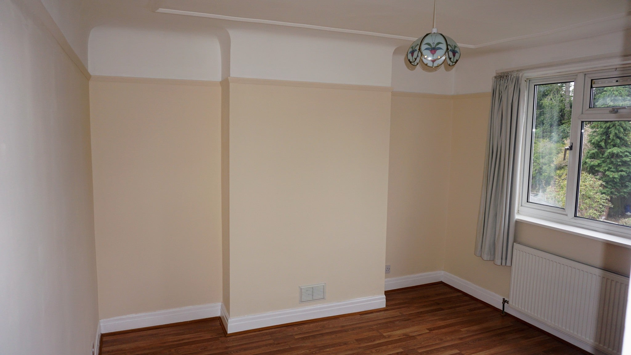 Flat Kenmore Avenue in Greater London