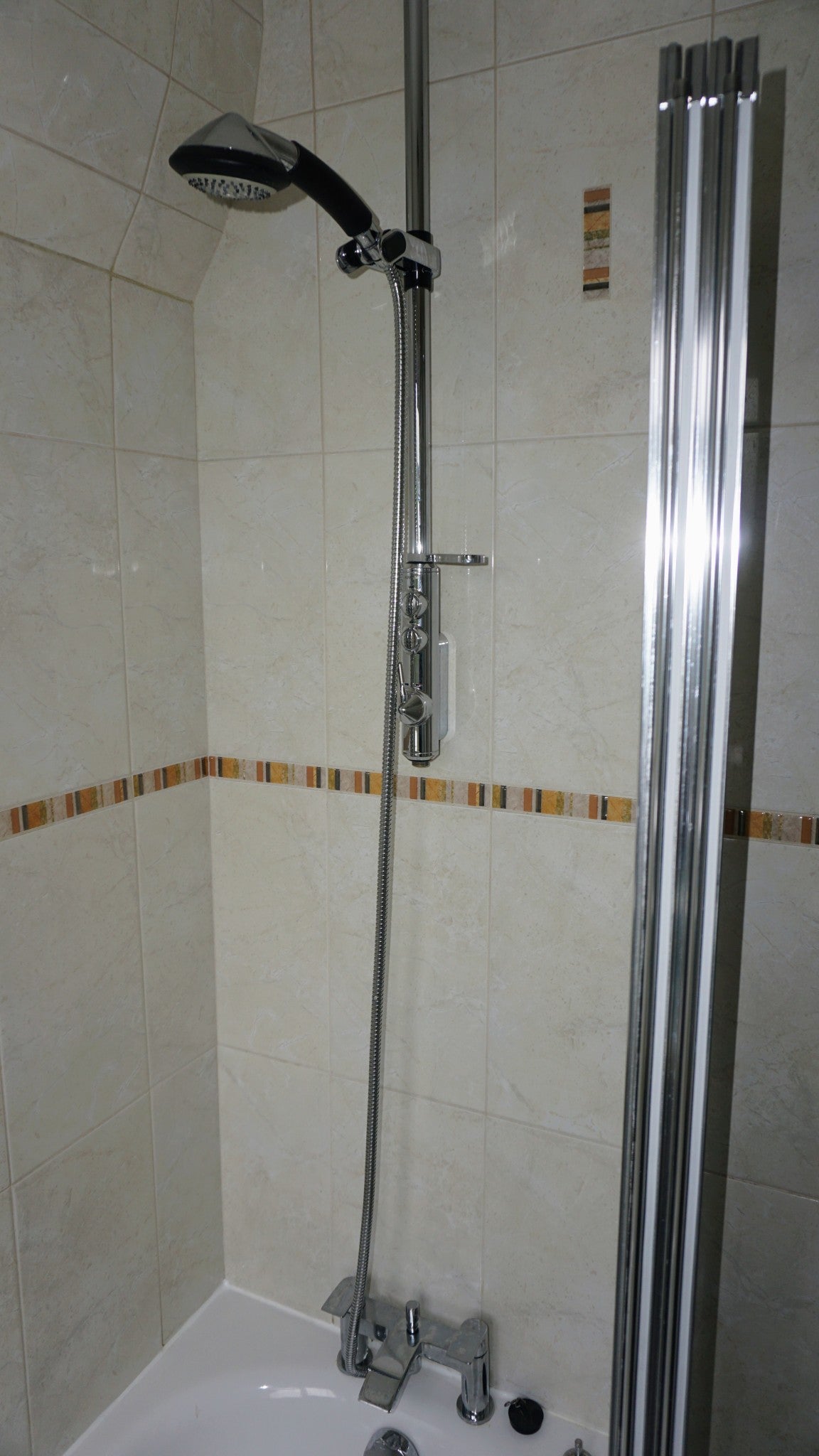 Flat Kenmore Avenue in Greater London