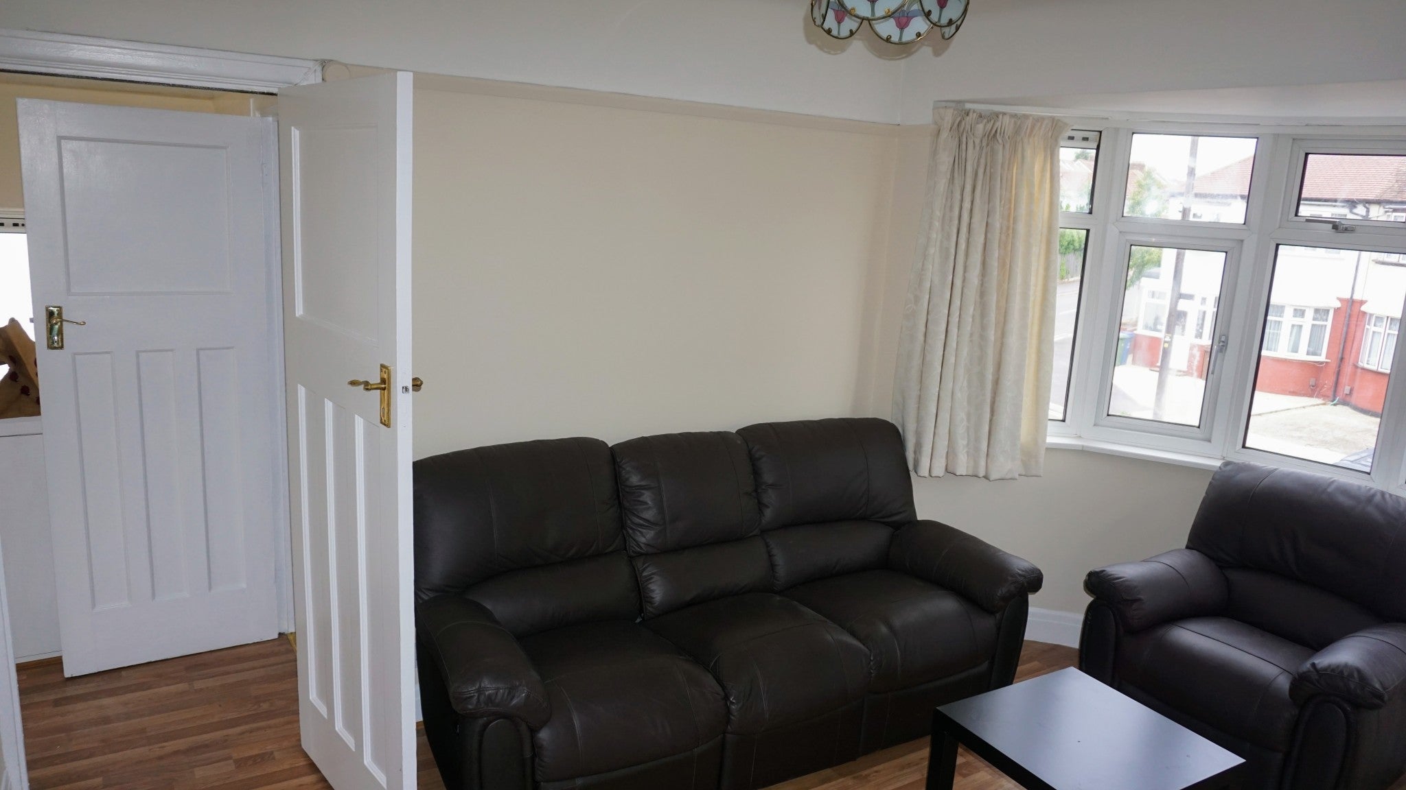 Flat Kenmore Avenue in Greater London