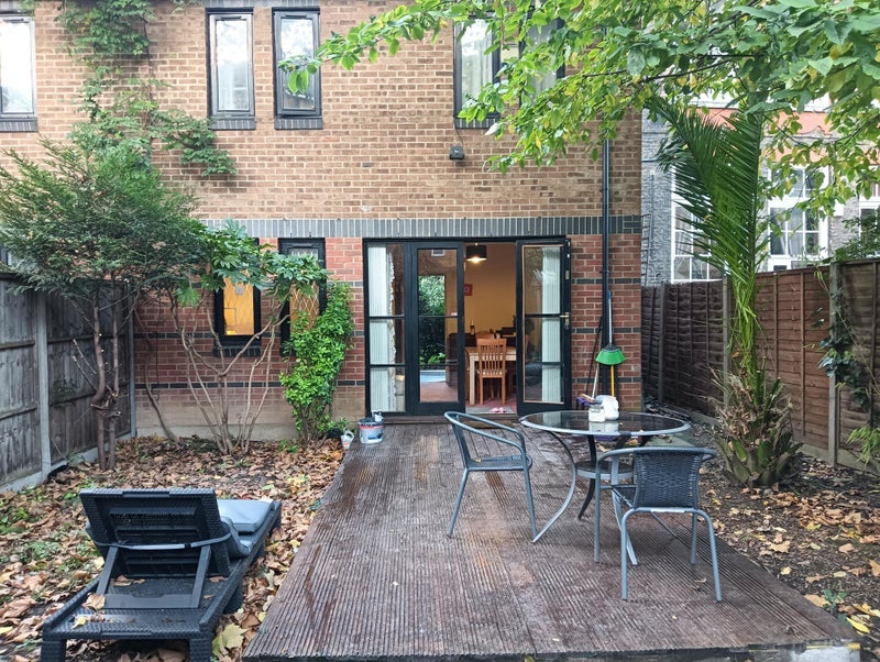 Room Quadrangle Close in Greater London