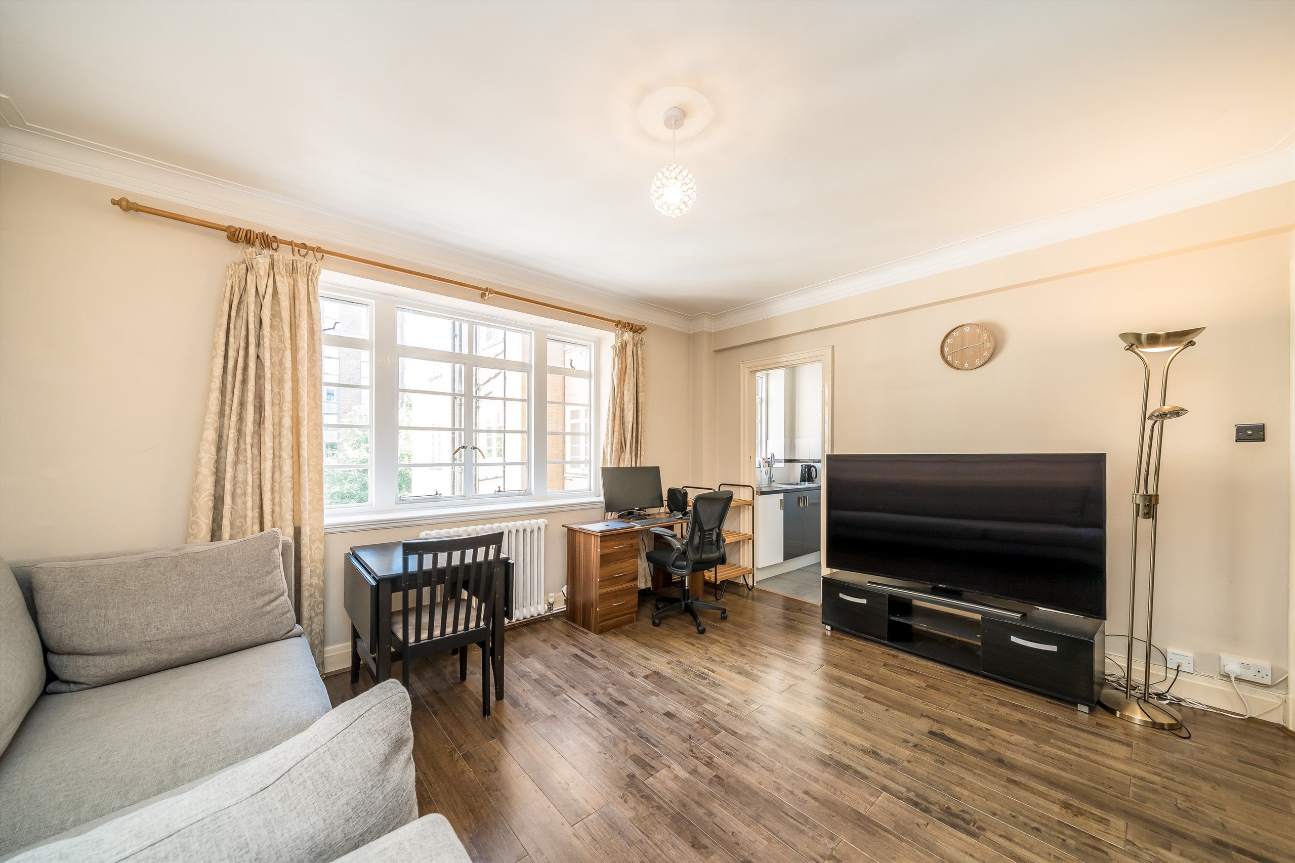 Flat Vicarage Gate in Greater London
