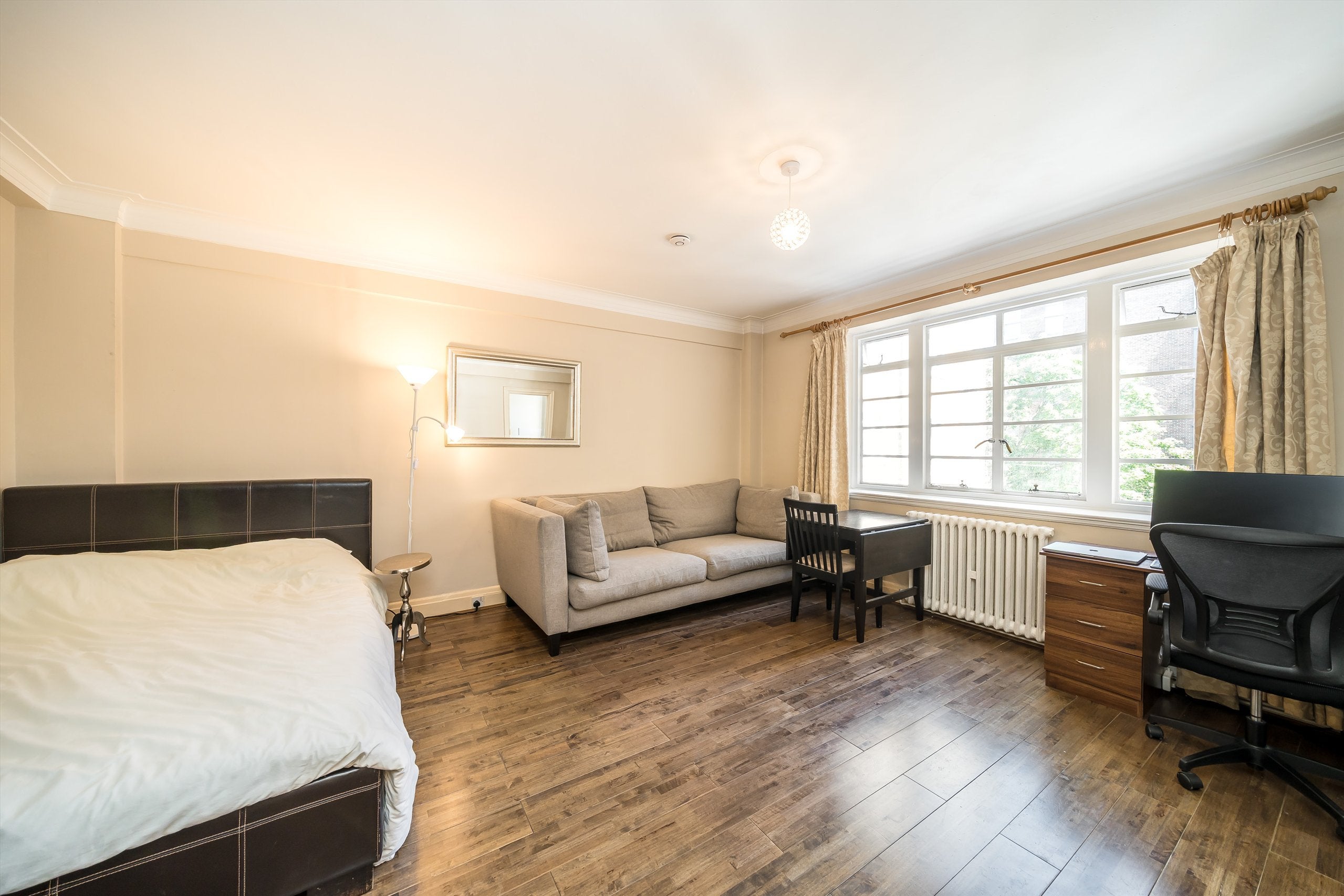 Flat Vicarage Gate in Greater London