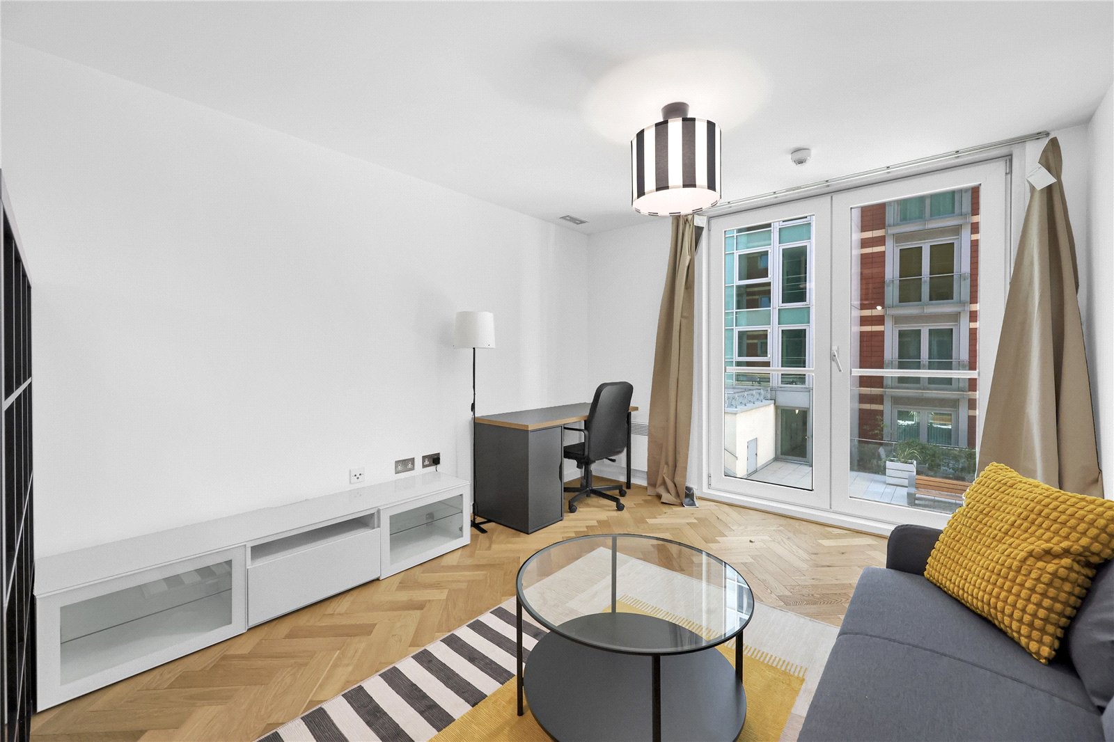 Flat Salamanca Street in Greater London